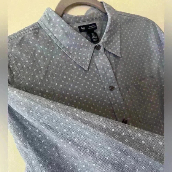 EUC GAP Boyfriend Fit Light Denim Color Button Down Shirt Women’s small - Picture 6 of 9